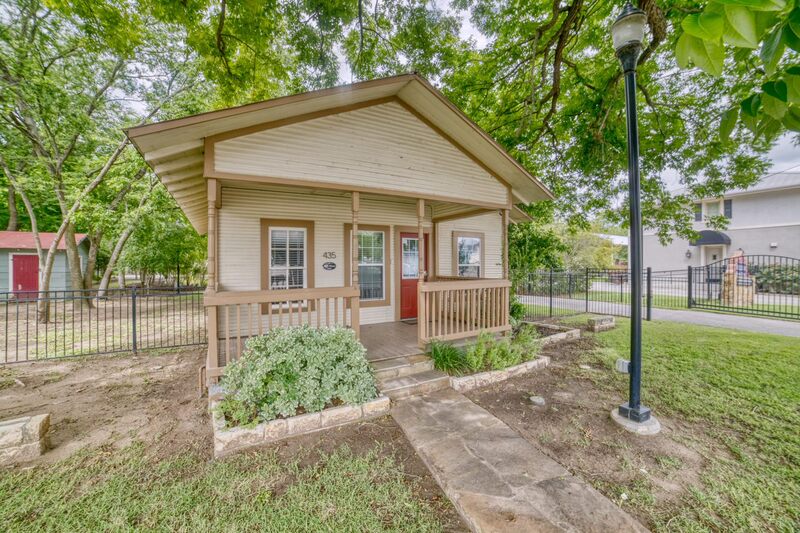 2 bedroom/1 bath on Guadalupe River w/access